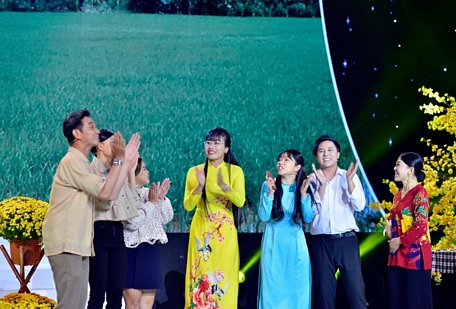 Hồng Cúc (giữa) đã có những trải nghiệm vô cùng đáng nhớ khi giành giải 3 của gameshow “Siêu thủ lĩnh”.