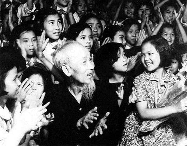 Bác Hồ và các cháu thiếu nhi vui liên hoan văn nghệ nhân ngày Quốc tế thiếu nhi năm 1969. 