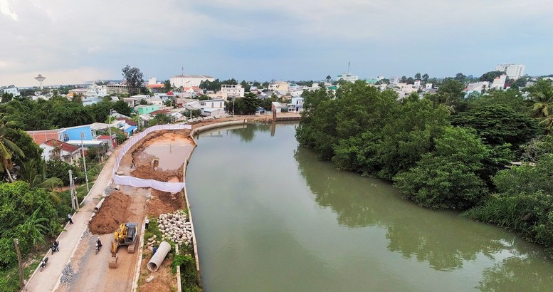 Theo đơn vị thi công, từ chiều ngày 16/5/2021 thì tại công trình có dấu hiệu bị lún xuống. Công trình này đang được thi công ở những công đoạn cuối của hạn mục kè, chuẩn bị thả rọ đá thì bất ngờ xảy ra sự cố trên.