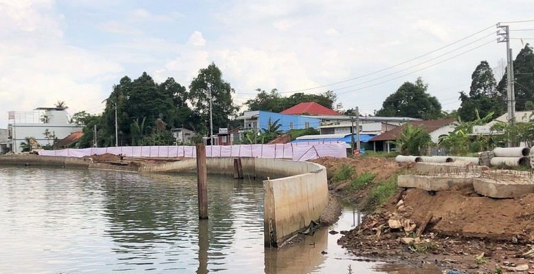 Sở Nông nghiệp- PTNT yêu cầu, trước mắt đơn vị giám sát, thi công cần gia cố hàng rào bảo vệ che chắn an toàn, lắp có đèn cảnh báo cũng như bố trí lực lượng túc trực 24/24 tại khu vực sụt lún, không để người hiếu kỳ, trẻ nhỏ đi vào khu vực này.