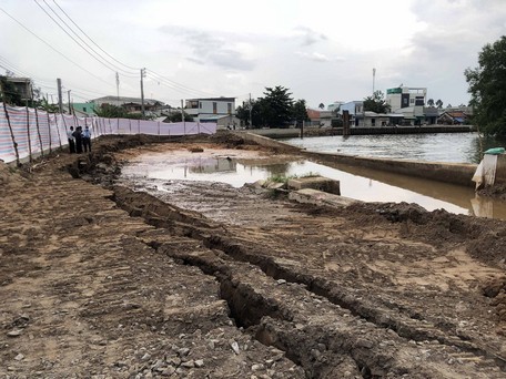 Hiện trường sụt lún cục bộ đê bao sông Cái Cá vào rạng sáng 17/5/2021.