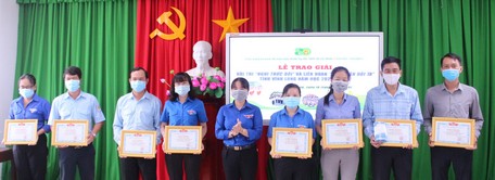 Trao giải cho hội thi nghi thức Đội.