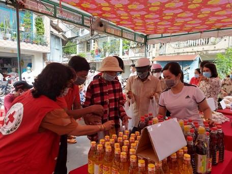 Phiên chợ 0 đồng đã phần nào làm vơi đi gánh nặng của bà con nghèo thời điểm này.