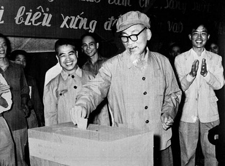  Ngày 27/4/1969, Chủ tịch Hồ Chí Minh đến bỏ phiếu bầu cử đại biểu Hội đồng nhân dân khu phố Ba Đình khóa V tại hòm phiếu số 6, đơn vị bầu cử 1, tiểu khu 1, khu phố Ba Đình, Hà Nội. Ảnh: TTXVN