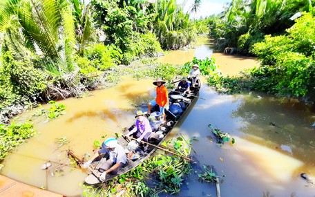 Dòng sông của ấp An Phú A ngày càng xanh hơn, đẹp hơn nhờ sự chung sức của người dân. 