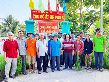 Hàng quý, bà Huỳnh Ngọc Mai (áo sọc ngang) cùng mọi người ra quân vớt rác dòng sông và dọn dẹp cảnh quan môi trường.