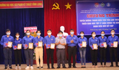 Tuyên dương các thanh niên tiêu biểu trong học tập và làm theo lời Bác.