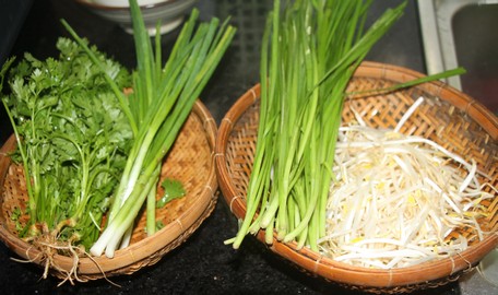  Mớ rau hành, ngò, giá, hẹ mua của bà Oanh.