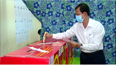 Ông Đặng Văn Chính- Ủy viên Thường vụ Tỉnh ủy, Bí thư Thành ủy Vĩnh Long- bỏ phiếu tại Tổ bầu cử số 5 (ấp Tân Qui- xã Tân Bình).