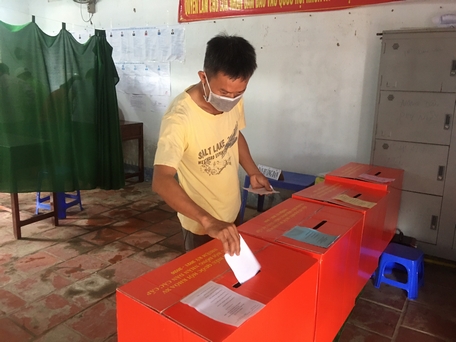 Cử tri xã Thành Trung bỏ phiếu.