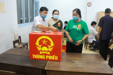 Tổ bầu cử số 4 (Khóm 2- thị trấn Vũng Liêm) tiến hành khui thùng phiếu.