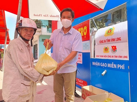 Chương trình “ATM gạo nghĩa tình” giúp nhiều người vơi bớt khó khăn do ảnh hưởng dịch COVID-19.