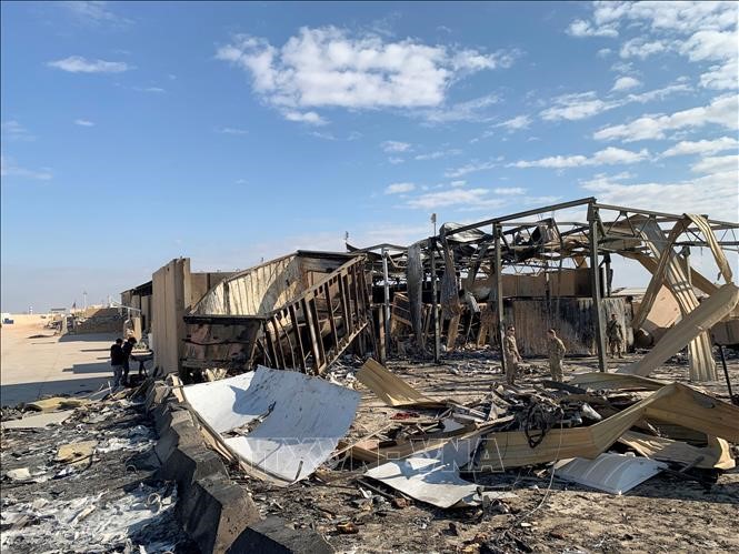 Hiện trường đổ nát sau một vụ tấn công tên lửa tại căn cứ không quân Ayn al-Asad ở phía Tây Iraq ngày 13/1/2021. Ảnh minh họa: AFP/TTXVN