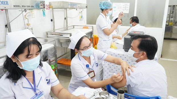 Tiêm vaccine cho lực lượng tuyến đầu chống dịch. (Ảnh: Thanh Tân/TTXVN)