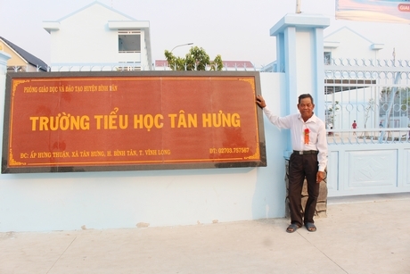 Ông Nguyễn Thanh Sang đã sẵn lòng giao đất để Nhà nước xây dựng các công trình hạ tầng nông thôn. Giờ đây các cháu của ông được học trong ngôi trường đạt chuẩn quốc gia trên phần đất mà ông đã giao.