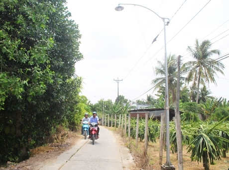 Hệ thống đèn đường được đầu tư giúp người dân đi lại dễ dàng vào ban đêm, giảm tệ nạn xã hội và đảm bảo an ninh trật tự. Trong ảnh: Tuyến đèn đường thắp sáng tại ấp Tân Hiệp (xã Tân Hạnh).