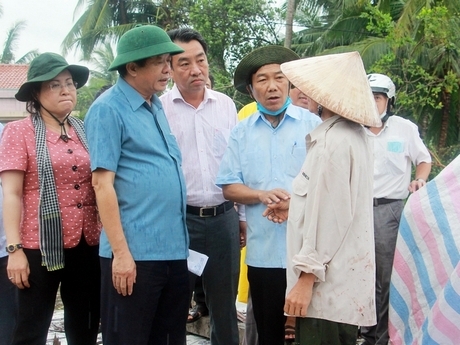 Lãnh đạo Tỉnh ủy, UBND tỉnh đến thăm hỏi, động viên các gia đình.
