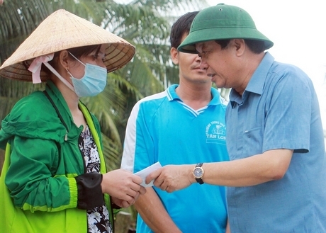 Bí thư Tỉnh ủy- Bùi Văn Nghiêm trao tiền hỗ trợ cho gia đình có nhà bị sập.