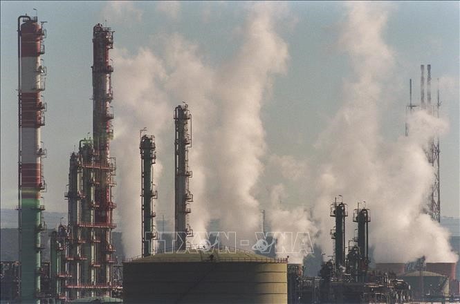 Khói bốc lên tại nhà máy hóa dầu ở Etang de Berre, Pháp. Ảnh tư liệu: AFP/TTXVN