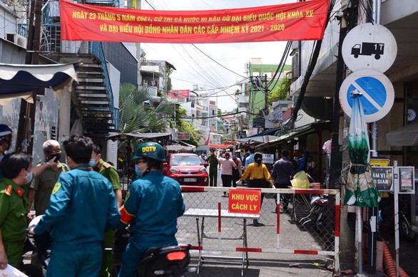 Lực lượng chức năng khoanh vùng hẻm 284 Lê Văn Sỹ, quận 3, TPHCM trưa 28/5 - Ảnh: QUANG ĐỊNH