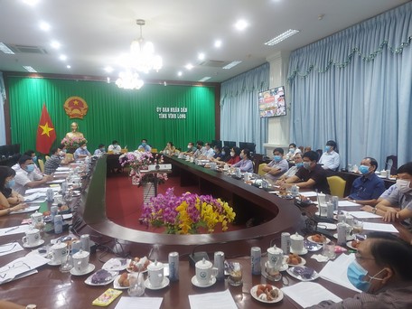 Lãnh đạo tỉnh và BCĐ Phòng chống dịch COVID-19 tỉnh Vĩnh Long họp tại đầu cầu UBND tỉnh.