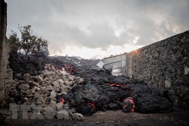 Dung nham phun trào từ núi lửa Nyiragongo tràn xuống khu dân cư tại Goma, Cộng hòa Dân chủ Congo, ngày 23/5/2021. (Ảnh: AFP/TTXVN)