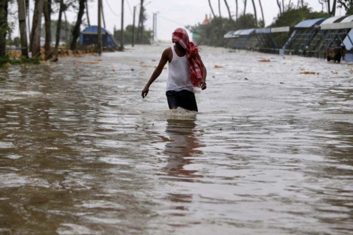 Bão Yaas tấn công gây khó khăn cho công tác chống dịch Covid-19 ở Ấn Độ. Ảnh: Reuters