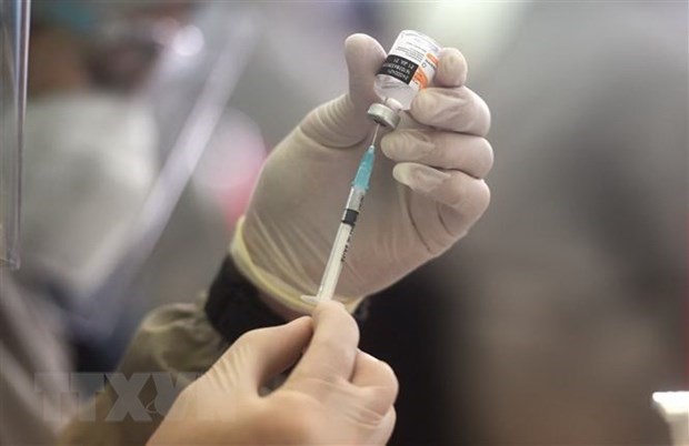 Nhân viên y tế chuẩn bị tiêm vaccine ngừa COVID-19 cho người dân tại Jakarta, Indonesia. (Ảnh: THX/TTXVN)