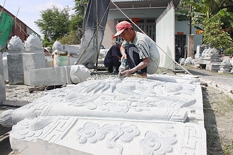 Để có được những sản phẩm đạt yêu cầu, nghệ nhân Vũ Thanh Long phải dùng thước đo từng chi tiết cho chuẩn xác