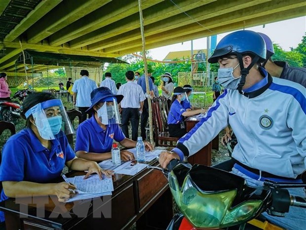 Người dân khi vào thành phố Cần Thơ đều phải khai báo thông tin tại các chốt kiểm soát. Ảnh chụp chiều 31/5 tại chốt kiểm soát dưới cầu Vàm Cống, quận Thốt Nốt. (Ảnh: Thanh Liêm/TTXVN)