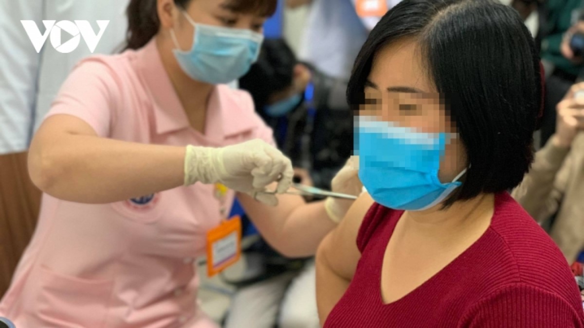 Tình nguyện viên tiêm thử nghiệm vaccine Covivac.