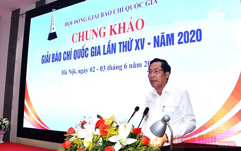 Đồng chí Thuận Hữu, Phó Trưởng ban Tuyên giáo T.Ư, Chủ tịch Hội Nhà báo Việt Nam, Chủ tịch Hội đồng Giải báo chí quốc gia phát biểu khai mạc. Ảnh: Duy Linh 