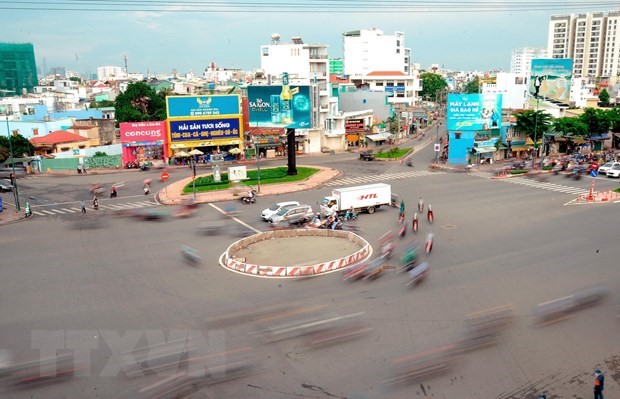 Vòng xoay trên đại lộ Phạm Văn Đồng (Quận Gò Vấp) vắng vẻ trong những ngày đầu giãn cách. (Ảnh: An Hiếu/TTXVN)