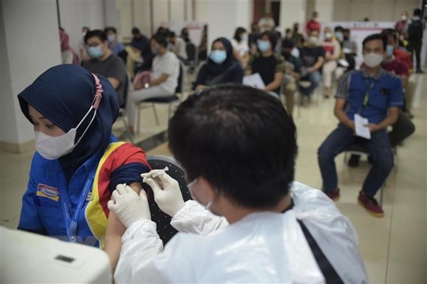 Nhân viên y tế tiêm vaccine phòng COVID-19 cho người dân tại Jakarta, Indonesia. (Ảnh: THX/TTXVN)
