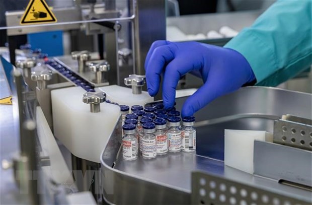 Một dây chuyền sản xuất vaccine ngừa COVID-19. (Ảnh: THX/TTXVN)