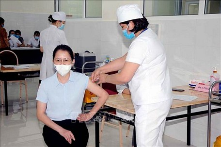  Triển khai tiêm phòng vaccine phòng COVID-19 đợt 2 cho các đối tượng nguy cơ lây nhiễm cao. Ảnh: Quang Quyết/TTXVN