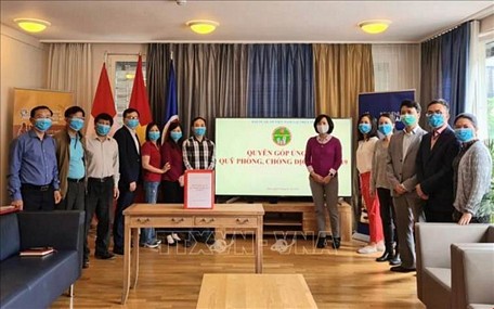 Lễ quyên góp ủng hộ Quỹ phòng, chống dịch COVID-19 tại Thụy Sĩ. Ảnh: TTXVN phát