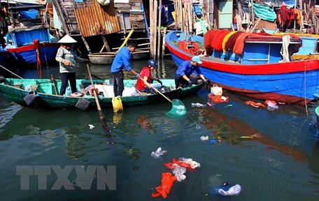 Thu gom rác thải nhựa trên vùng biển xóm Nhà Rầm, phường Hải Cảng, thành phố Quy Nhơn, tỉnh Bình Định. (Ảnh: Nguyên Linh/TTXVN)