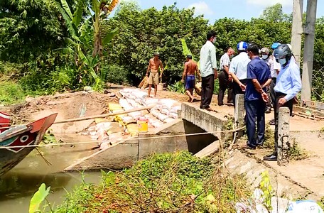 Lãnh đạo huyện Long Hồ cùng ngành nông nghiệp kiểm tra các công trình thủy lợi tại xã Bình Hòa Phước.