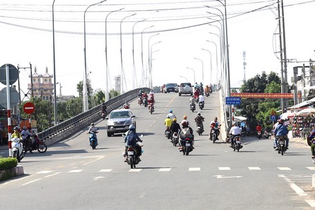 Bên trái và bên phải dốc cầu đều có mô tô đi ngược chiều, sai làn.