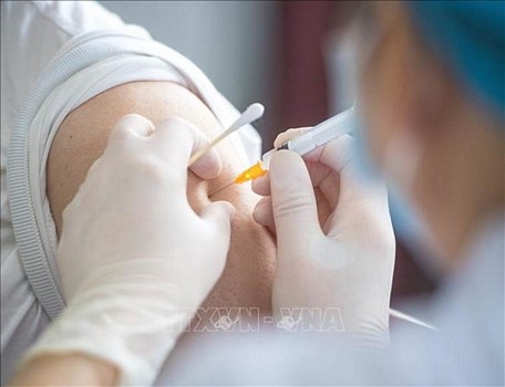Nhân viên y tế tiêm vaccine phòng COVID-19 cho người dân. Ảnh: THX/TTXVN