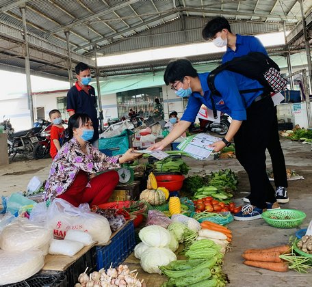 Bạn trẻ tham gia tuyên truyền phòng chống COVID- 19.