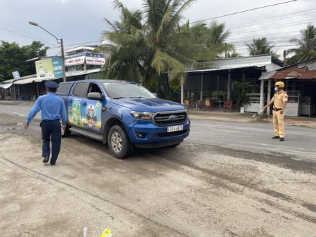 Lực lượng chức năng làm nhiệm vụ ở chốt kiểm soát số 5- QL54 tại UBND xã Tân An Thạnh (Bình Tân).