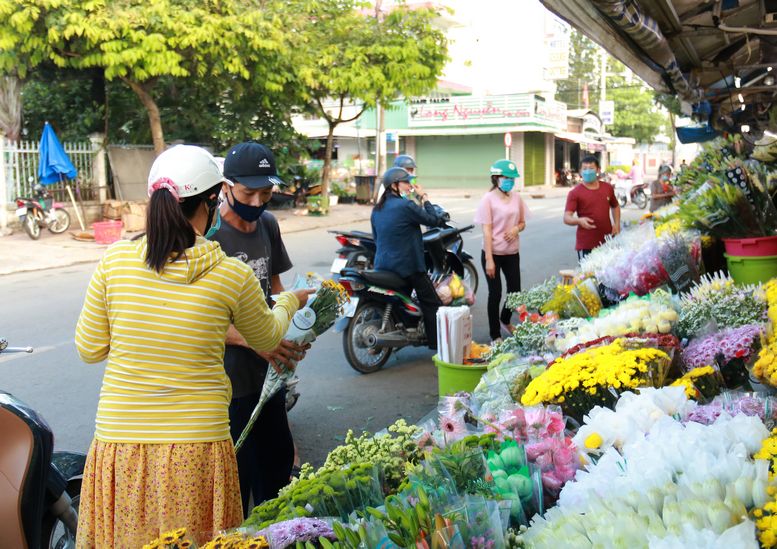 Mặt hàng hoa “giá vừa phải” được ưa chuộng trong những ngày này. Hoa ly từ 60.000- 140.000 đ/bó, cúc 25.000- 30.000 đ/bó, cát tường 40.000- 65.000 đ/bó,…