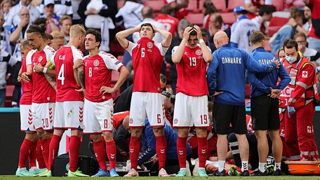 Hình ảnh đồng đội vây kín che chắn hình ảnh đột quỵ của Eriksen, gây chấn động và xúc động thế giới.  Ảnh TTO