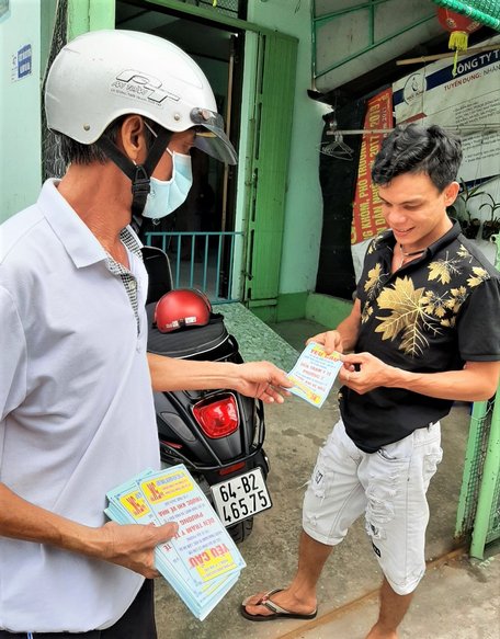 Các khóm tuyên truyền khai báo y tế đến từng hộ dân.