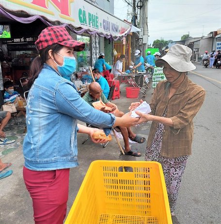 Bánh mì, nước uống đến với những hoàn cảnh khó khăn giữa đại dịch.