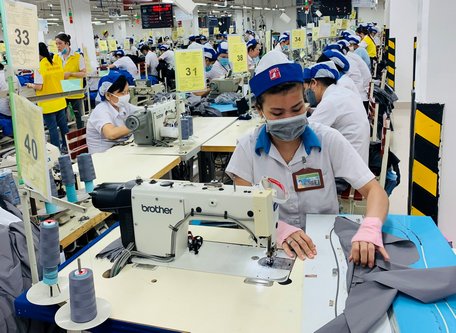 Công nhân lao động thi đua lao động sản xuất.