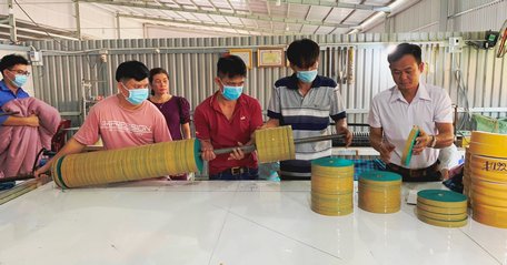 Học Bác, anh Trần Hoàng Anh- Công ty TNHH 1TV Kisso- Châu Thy (bìa phải) không ngừng tìm tòi, cải tiến trang thiết bị để nâng cao hiệu quả sản xuất.