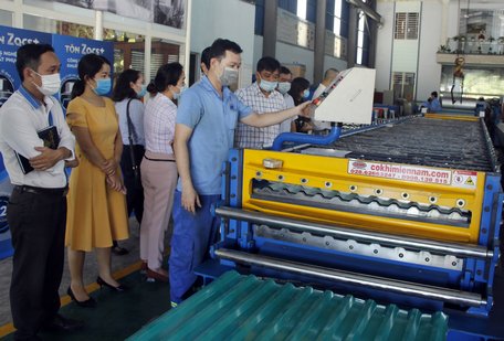 Ứng dụng máy móc, thiết bị tiên tiến vào sản xuất giúp doanh nghiệp nâng chất lượng, mẫu mã sản phẩm.